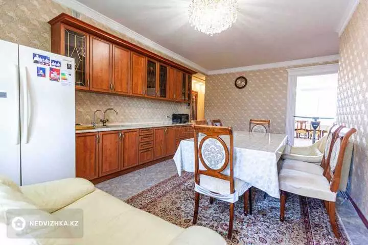 4-комнатная квартира, этаж 4 из 6, 147 м², фотография 3