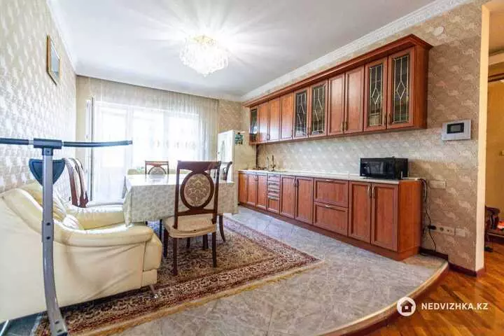 4-комнатная квартира, этаж 4 из 6, 147 м², фотография 2