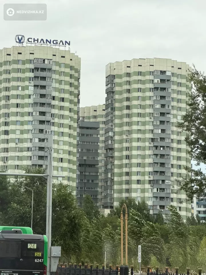 2-комнатная квартира, этаж 13 из 21, 64 м², фотография 2