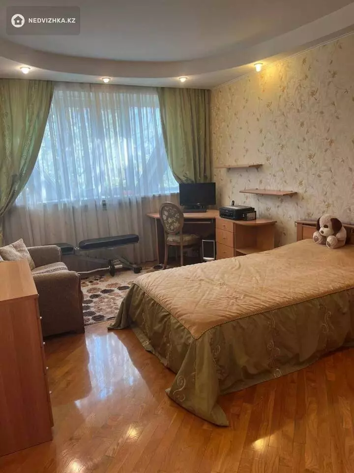 4-комнатная квартира, этаж 4 из 9, 104 м², фотография 2