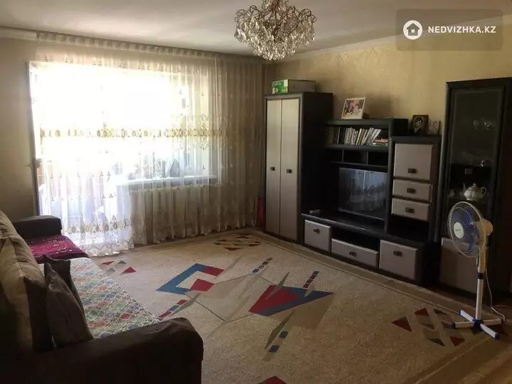 4-комнатная квартира, этаж 2 из 4, 97 м², фотография 2