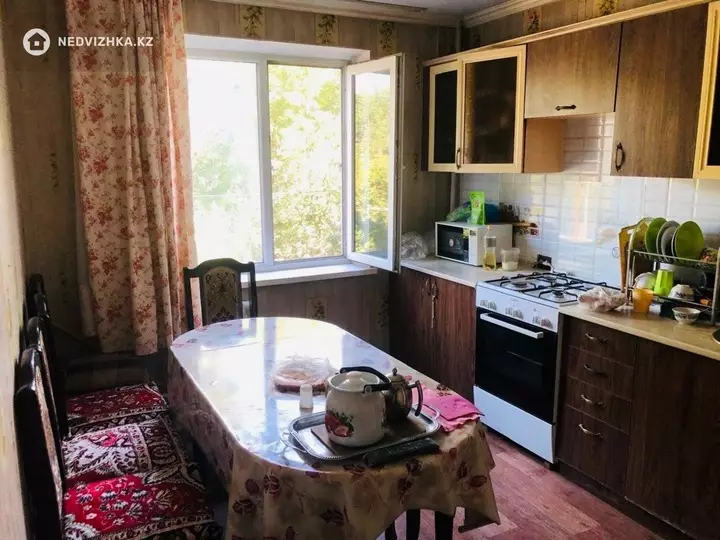 4-комнатная квартира, этаж 2 из 4, 97 м², фотография 3