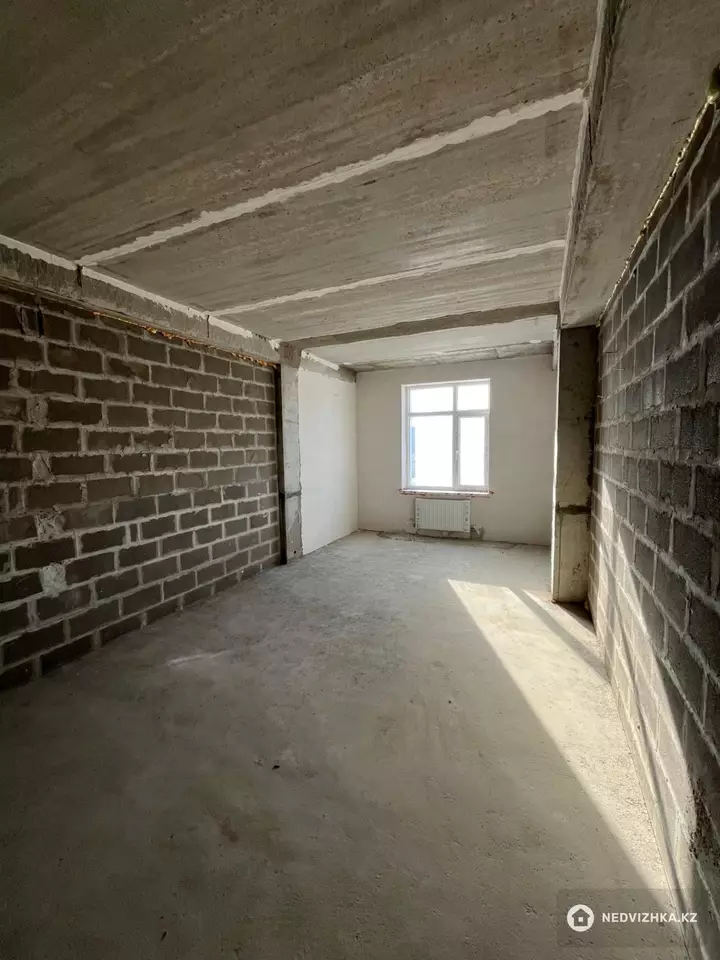 2-комнатная квартира, этаж 4 из 10, 82 м², фотография 2