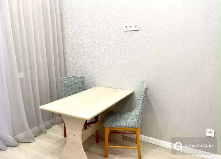 1-комнатная квартира, этаж 3 из 12, 42 м², Посуточно