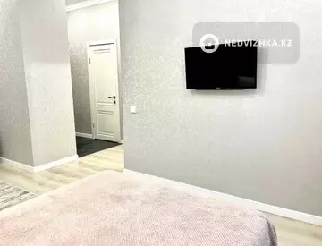 1-комнатная квартира, этаж 3 из 12, 42 м², Посуточно, миниатюра 7