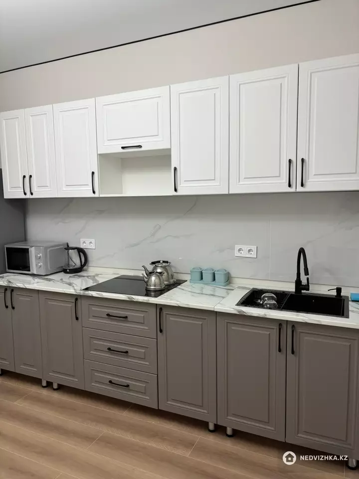 1-комнатная квартира, этаж 10 из 12, 38 м², Посуточно, фотография 3