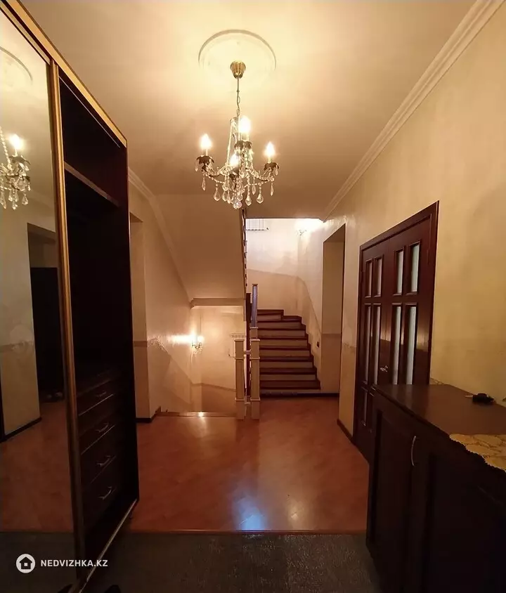 8-комнатный дом, 8 соток, 315 м², фотография 4