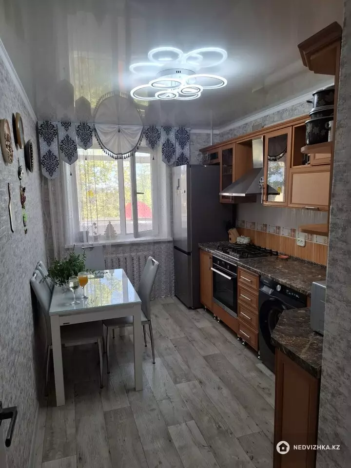 3-комнатная квартира, этаж 3 из 10, 70 м², фотография 2