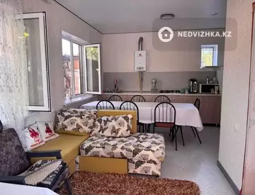 3-бөлмелі үй, 6 соттық, 100 м², Посуточно, 3-нобай
