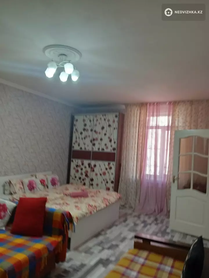 1-комнатная квартира, этаж 2 из 3, 45 м², Посуточно, фотография 2