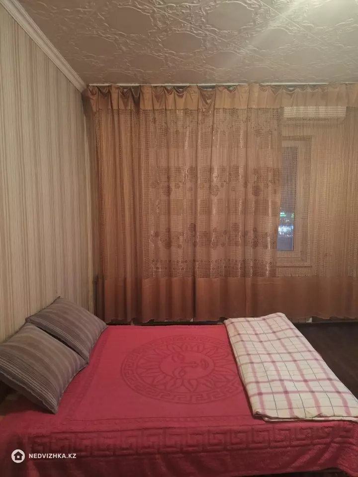 1-комнатная квартира, этаж 4 из 5, 38 м², Посуточно, фотография 2