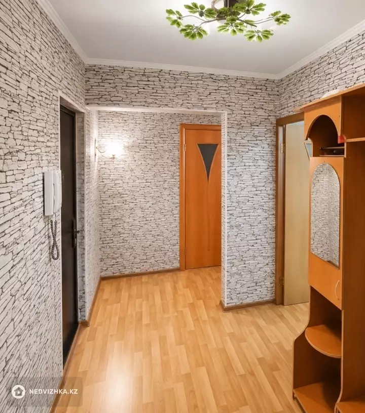 2-комнатная квартира, этаж 2 из 5, 54 м², фотография 2