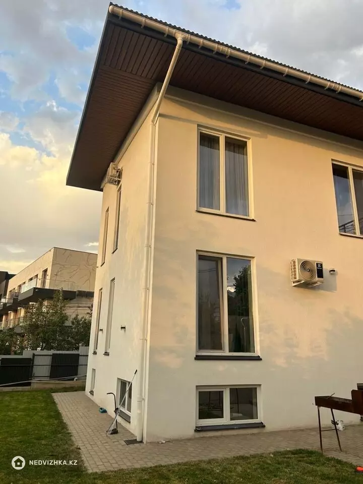 7-комнатный дом, 4.5 соток, 270 м², фотография 3