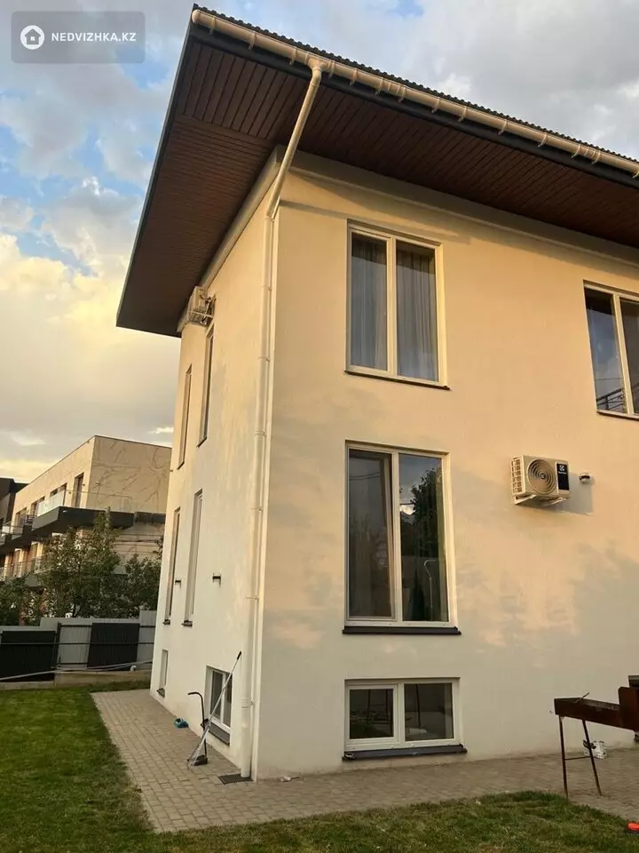 7-комнатный дом, 4.5 соток, 270 м², фотография 2