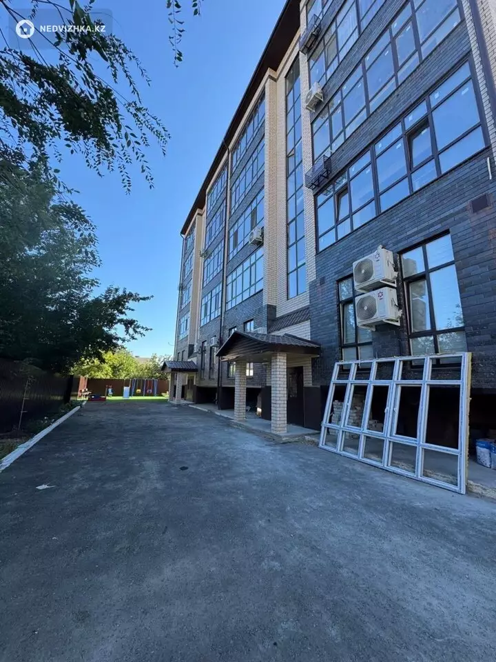 2-комнатная квартира, этаж 4 из 5, 78 м², фотография 2