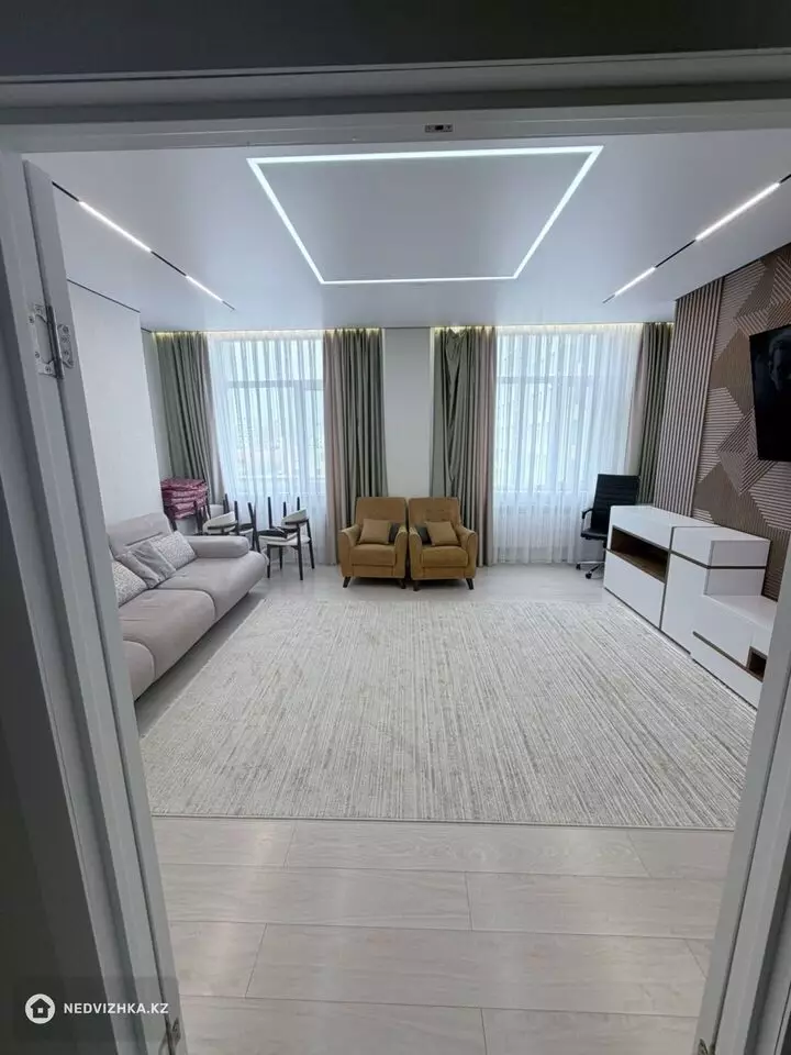 4-комнатная квартира, этаж 5 из 10, 121 м², фотография 2