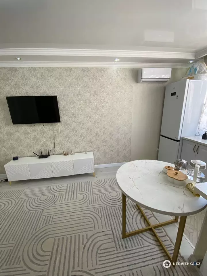 2-комнатная квартира, этаж 10 из 12, 37 м², фотография 2