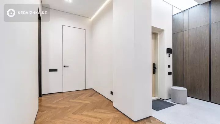 3-комнатная квартира, этаж 3 из 3, 117 м², фотография 2