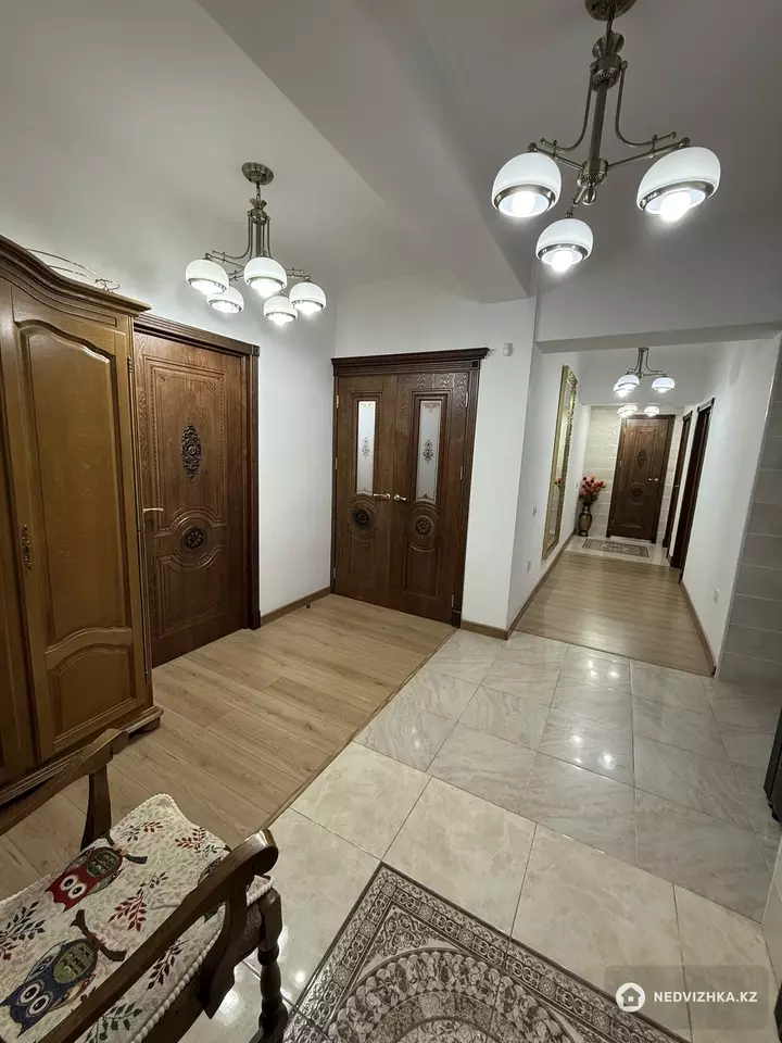 4-комнатная квартира, этаж 2 из 5, 105 м², фотография 2