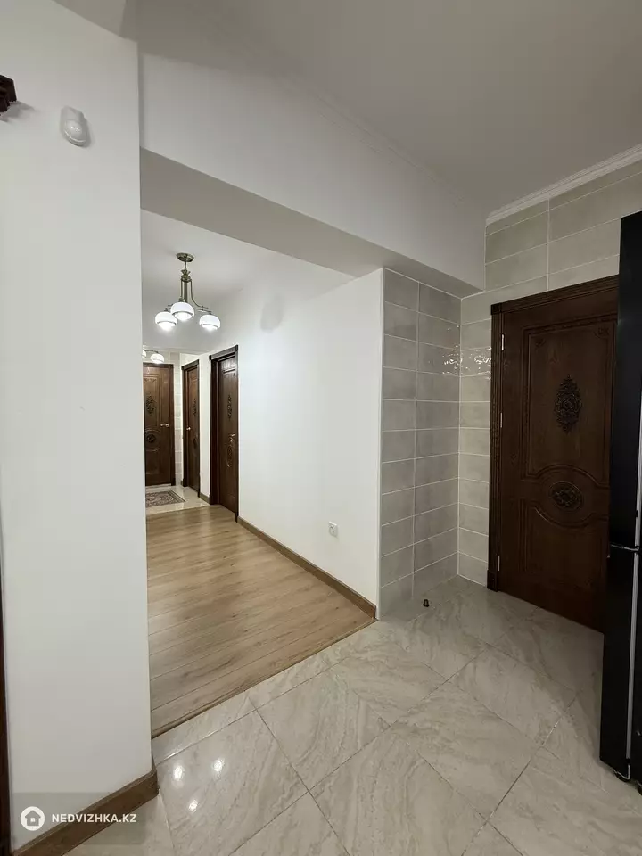 4-комнатная квартира, этаж 2 из 5, 105 м², фотография 4