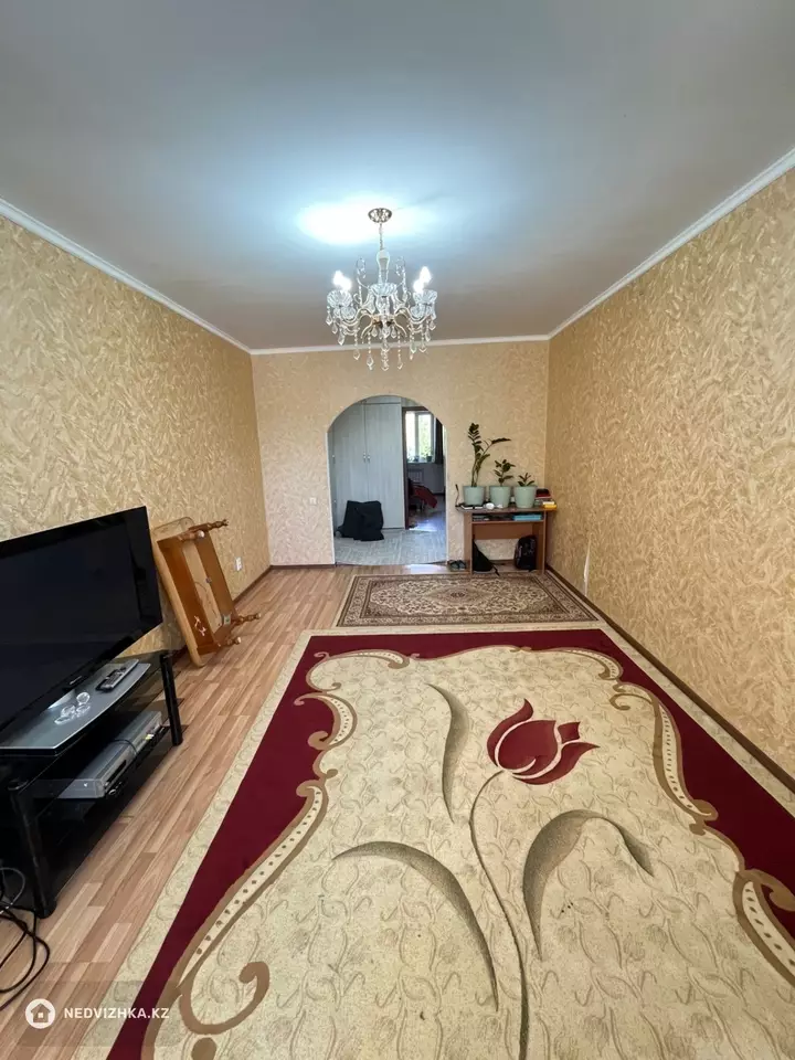 3-комнатная квартира, этаж 2 из 10, 79 м², фотография 2