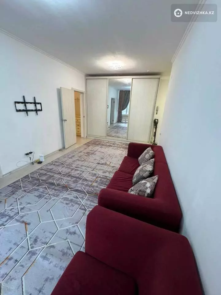 3-комнатная квартира, этаж 5 из 12, 70 м², На длительный срок, фотография 2