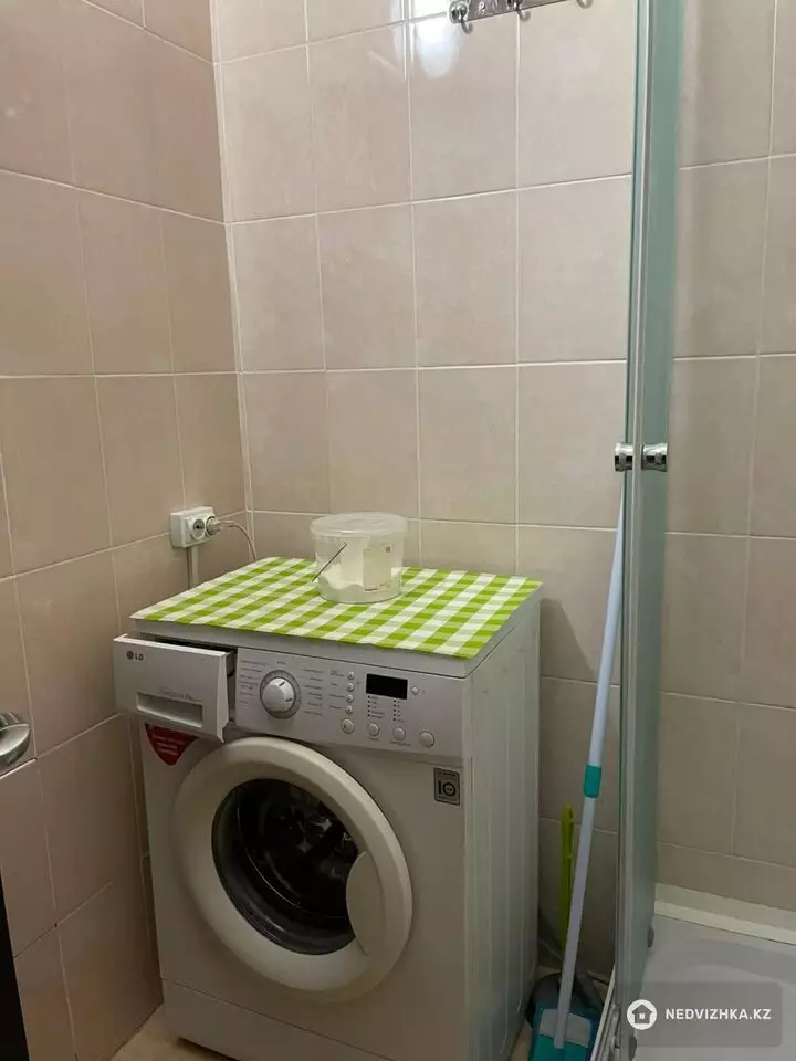 1-комнатная квартира, этаж 10 из 10, 33 м², Посуточно, фотография 4