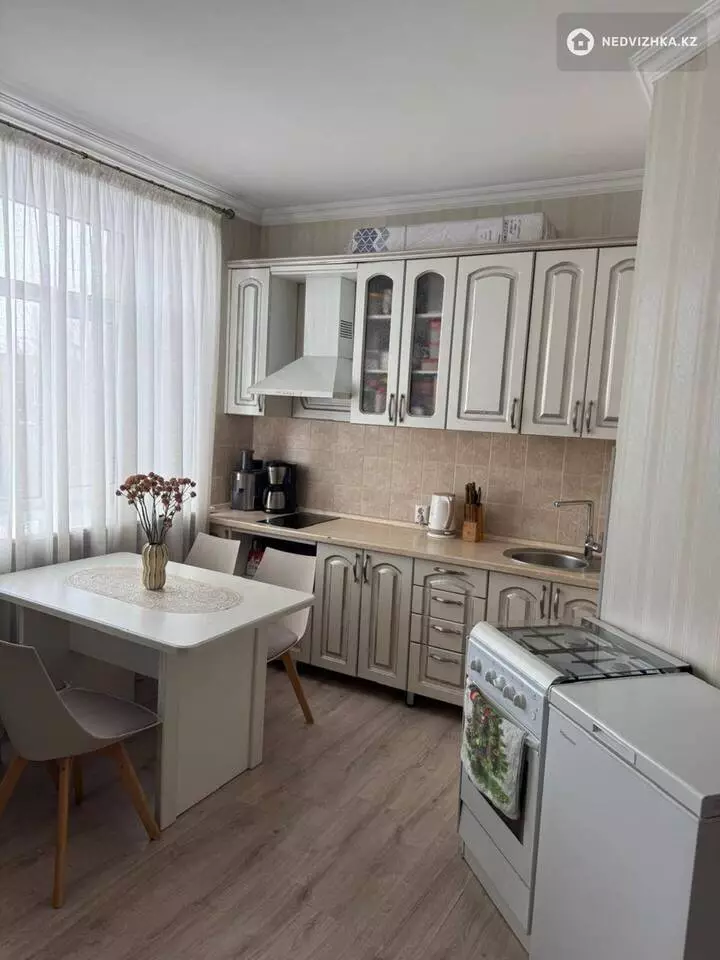 2-комнатная квартира, этаж 4 из 5, 58 м², фотография 2