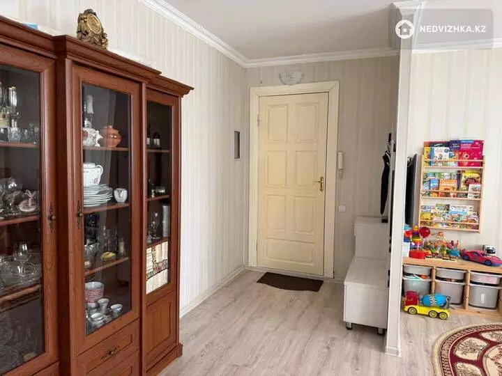 2-комнатная квартира, этаж 4 из 5, 58 м², фотография 3