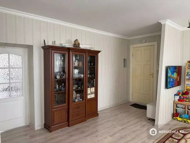2-комнатная квартира, этаж 4 из 5, 58 м², фотография 4