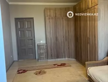 3-комнатная квартира, этаж 3 из 5, 81 м²