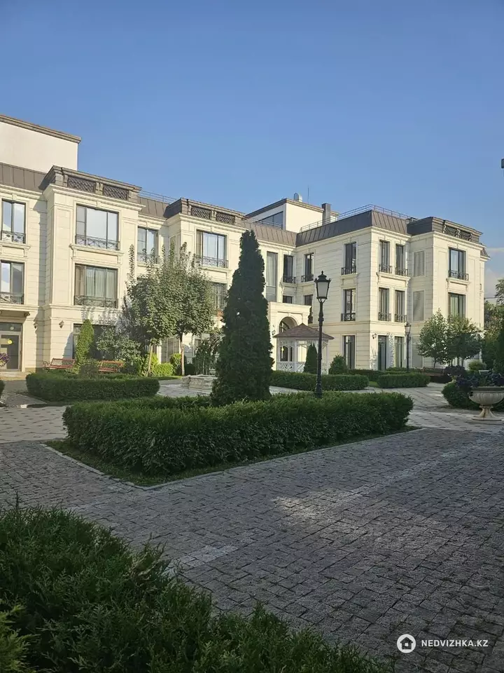 4-комнатная квартира, этаж 2 из 3, 198 м²