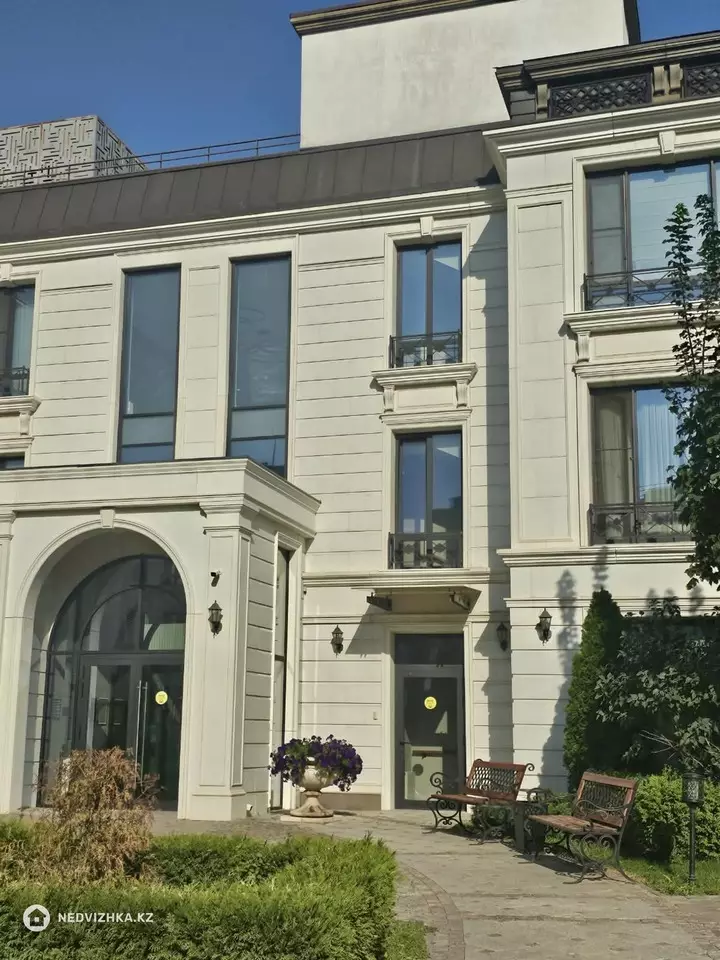 4-комнатная квартира, этаж 2 из 3, 198 м², фотография 4