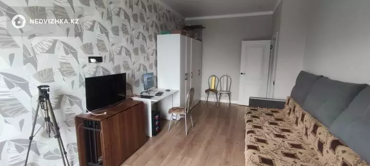 1-комнатная квартира, этаж 2 из 10, 42 м², фотография 3