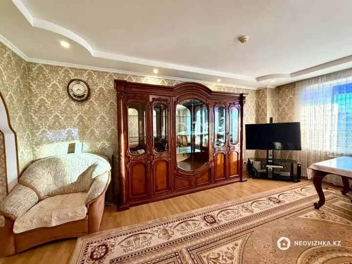 3-комнатная квартира, этаж 4 из 5, 131 м², фотография 4
