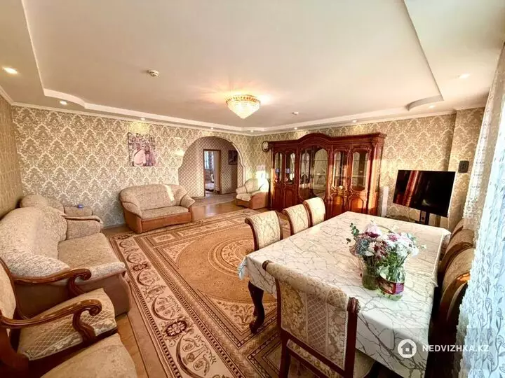 3-комнатная квартира, этаж 4 из 5, 131 м², фотография 3