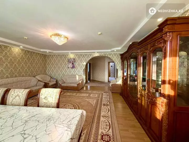 3-комнатная квартира, этаж 4 из 5, 131 м², фотография 5