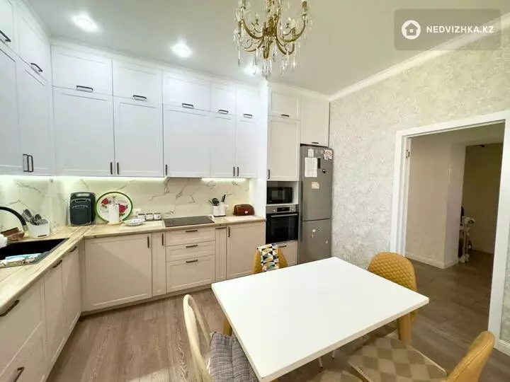 4-комнатная квартира, этаж 8 из 10, 115 м², фотография 2
