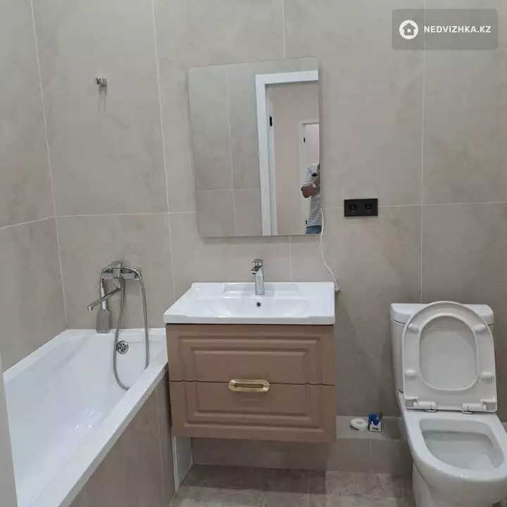2-комнатная квартира, этаж 3 из 12, 66 м², фотография 3