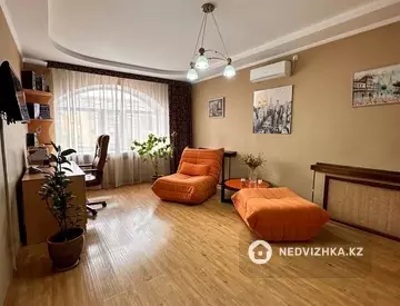 5-комнатная квартира, этаж 3 из 3, 316 м²