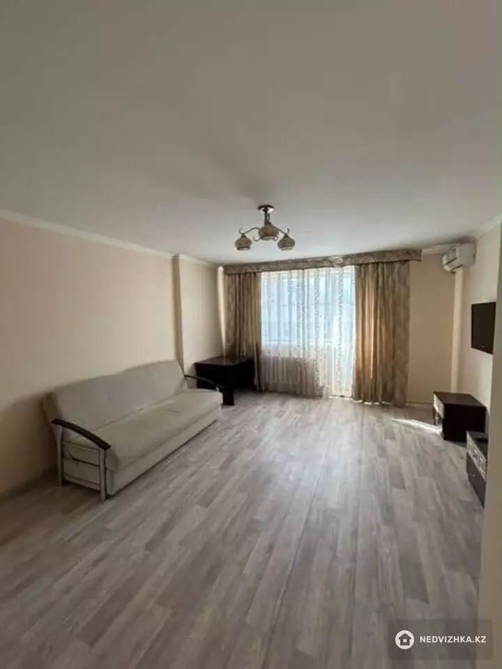 1-комнатная квартира, этаж 15 из 15, 48 м², На длительный срок, фотография 3