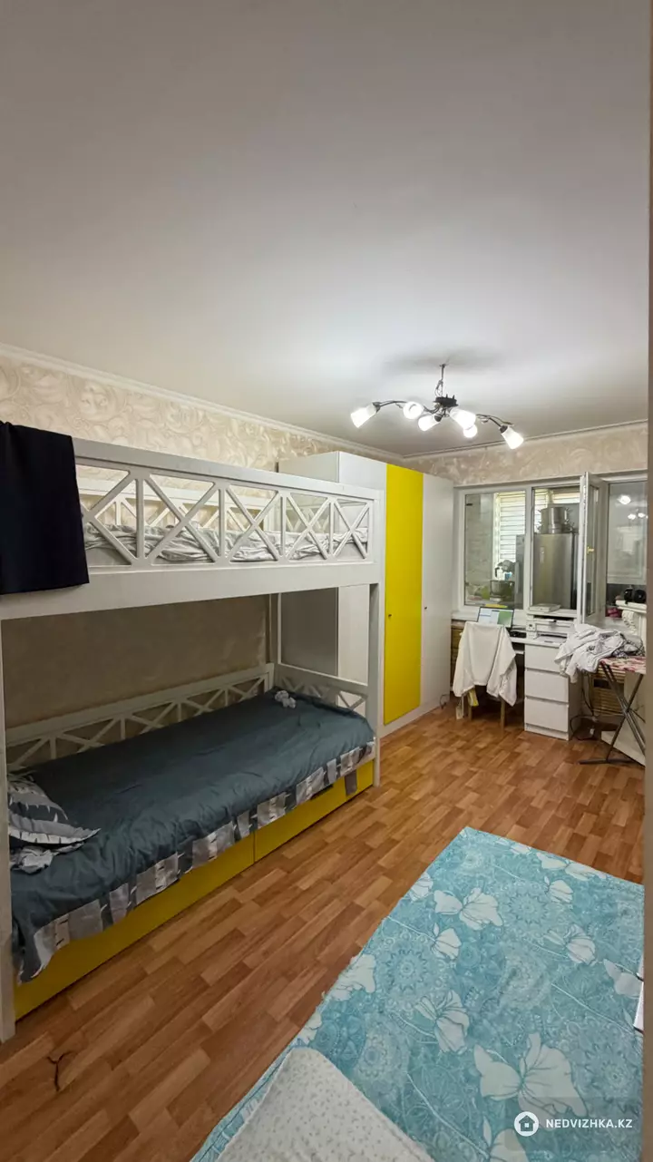 3-комнатная квартира, этаж 4 из 5, 74 м², фотография 2
