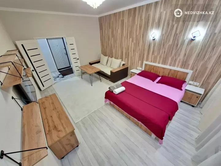 1-комнатная квартира, этаж 3 из 12, 47 м², Посуточно, фотография 3
