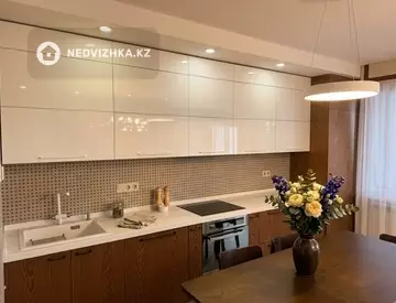 3-комнатная квартира, этаж 8 из 9, 90 м²