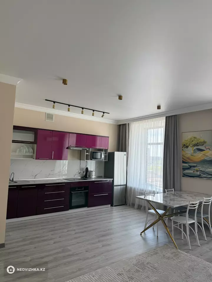 2-комнатная квартира, этаж 4 из 10, 67 м², фотография 2