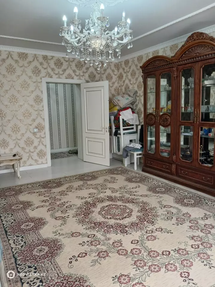 4-комнатная квартира, этаж 2 из 13, 117 м², фотография 2