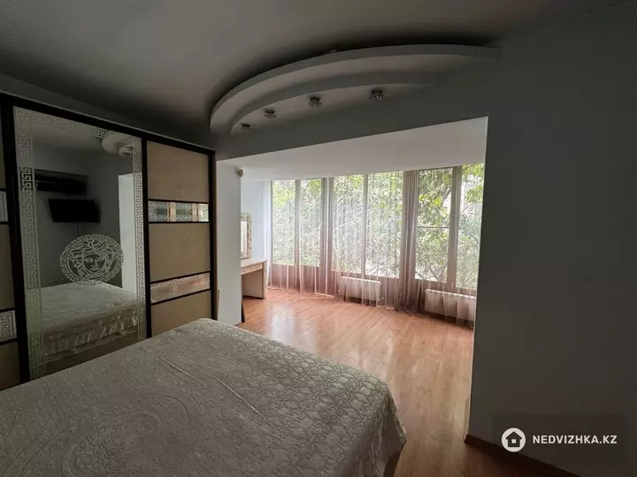 4-комнатная квартира, этаж 4 из 5, 88 м², фотография 2