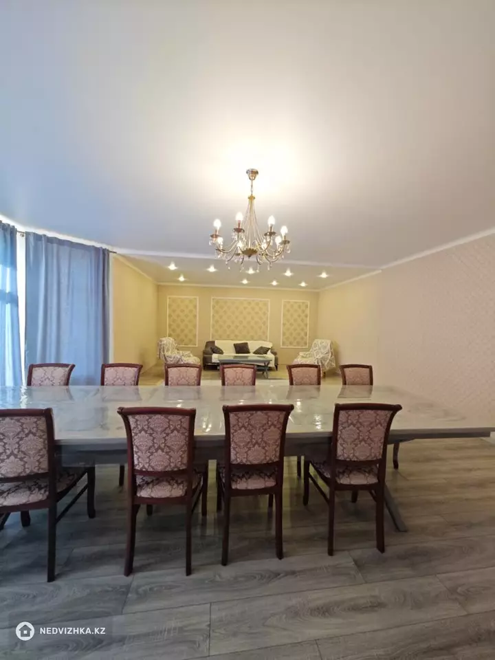 7-комнатный дом, 10 соток, 450 м²