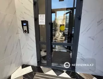 2-комнатная квартира, этаж 8 из 18, 47 м², миниатюра 3