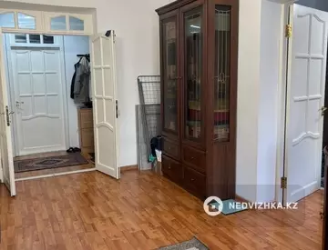 3-комнатная квартира, этаж 3 из 3, 71 м², миниатюра 2